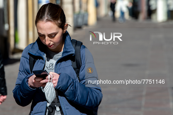 From tomorrow, 11 February, the requirement to wear a mask outdoors as mentioned in Italy, in Rieti, on 10 February 2022.  