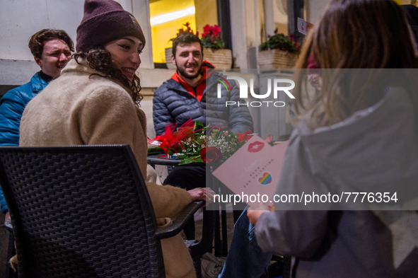 In six Lazio squares the #lostessobacio initiative for the visibility of lesbian and gay couples. Baci Perugina and postcards were distribut...