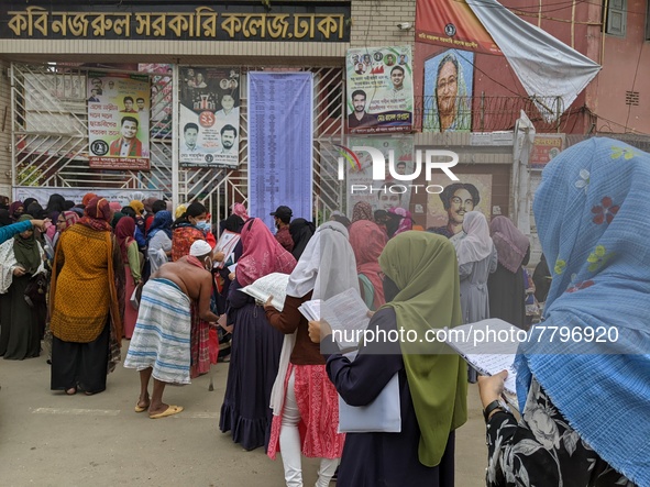 Student complete their last revision befor honors exam in front of a college in Dhaka Bangladesh on February 20, 2022.
 