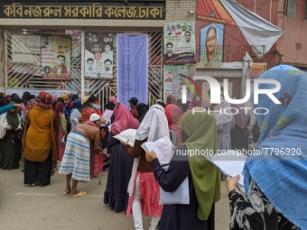 Student complete their last revision befor honors exam in front of a college in Dhaka Bangladesh on February 20, 2022.
 (