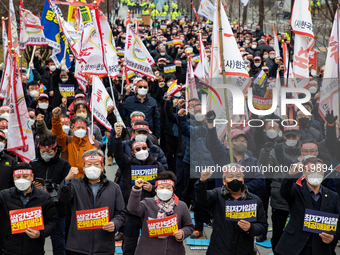 Farmers shout slogans during the National Farmers' Congress hold in front of the Korea Development Bank in Yeouido, Seoul, on February 25 20...