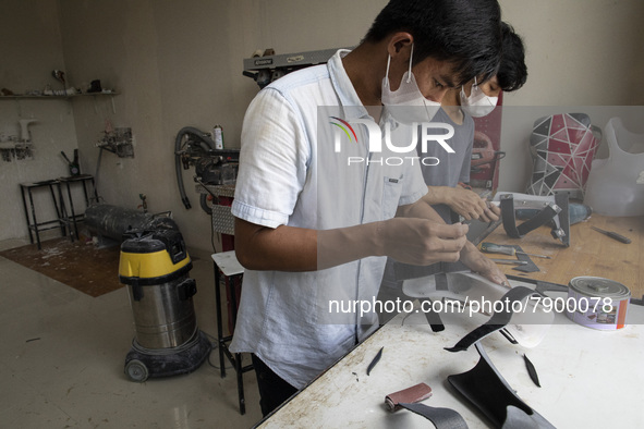 Dare.id employees are finishing the prosthesis.  COKI TOBING, the owner of a prosthetic limb and assistive device for people with cerebral p...