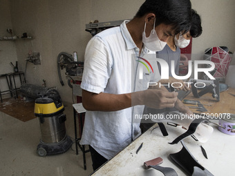 Dare.id employees are finishing the prosthesis.  COKI TOBING, the owner of a prosthetic limb and assistive device for people with cerebral p...