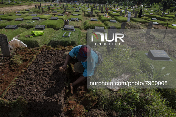 Officers clean the COVID-19 graveyard in Srengsesngsawah, South Jakata, Jakarta, Indonesia. Towards Ramadan, officers clean the graves, so t...