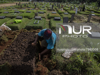 Officers clean the COVID-19 graveyard in Srengsesngsawah, South Jakata, Jakarta, Indonesia. Towards Ramadan, officers clean the graves, so t...