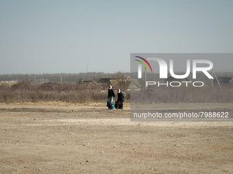 Ukrainian citizens are seen arriving by foot at the transit point for refugees in Palanca, south Moldova, on 2022-03-27. (