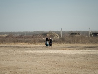 Ukrainian citizens are seen arriving by foot at the transit point for refugees in Palanca, south Moldova, on 2022-03-27. (