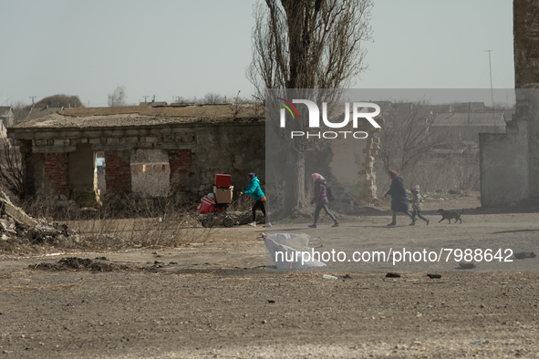 Ukrainian citizens are seen arriving by foot at the transit point for refugees in Palanca, south Moldova, on 2022-03-27. 