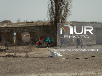 Ukrainian citizens are seen arriving by foot at the transit point for refugees in Palanca, south Moldova, on 2022-03-27. (