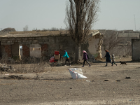 Ukrainian citizens are seen arriving by foot at the transit point for refugees in Palanca, south Moldova, on 2022-03-27. (