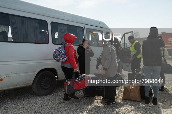 Ukrainian citizens just arrived from the border are seen at the transit point for refugees in Palanca, south Moldova, on 2022-03-27. 