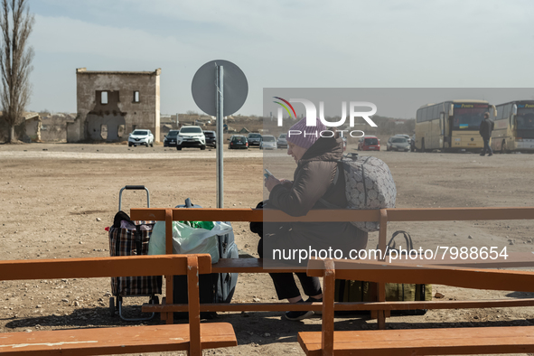 An Ukrainian woman is seen waiting for the transport to Romania at the transit point for refugees in Palanca, south Moldova, on 2022-03-27. 