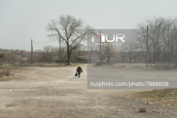 An Ukrainian woman is seen arriving by foot at the transit point for refugees in Palanca, south Moldova, on 2022-03-27. 