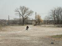 An Ukrainian woman is seen arriving by foot at the transit point for refugees in Palanca, south Moldova, on 2022-03-27. (