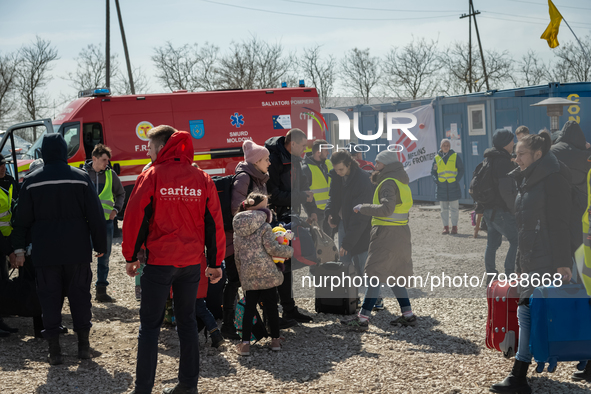 Ukrainian citizens just arrived from the border are seen at the transit point for refugees in Palanca, south Moldova, on 2022-03-27. 