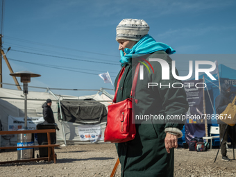 An Ukrainian grandmother is seen at the transit point for refugees in Palanca, south Moldova, on 2022-03-27. (