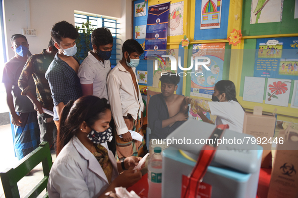 Slum dwellers receive a dose of COVID-19 vaccine at a makeshift vaccination center at Karail Slum in Dhaka, Bangladesh, on March 29, 2022

 