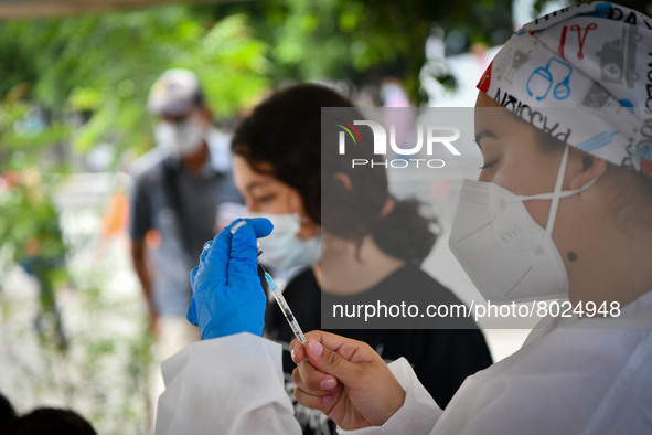 A health system officer prepares a dose of anti-Covid-19 vaccine in the sector of La Parada, near the city of Cúcuta on the Colombian-Venezu...