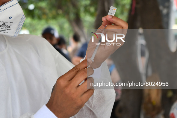 A health system officer prepares a dose of anti-Covid-19 vaccine in the sector of La Parada, near the city of Cúcuta on the Colombian-Venezu...