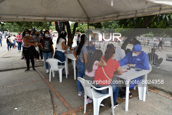 Large numbers of people line up to receive the anti-Covid-19 vaccine dose in La Parada neighborhood, near the city of Cúcuta on the Colombia...