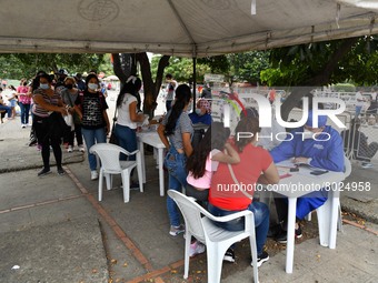 Large numbers of people line up to receive the anti-Covid-19 vaccine dose in La Parada neighborhood, near the city of Cúcuta on the Colombia...