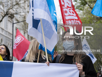 A large group of people in front of the Ministry of Health manifests itself in better conditions with boards and flags, on April 7, 2022, in...