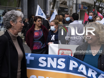 A large group of people in front of the Ministry of Health manifests itself in better conditions with boards and flags, on April 7, 2022, in...