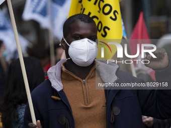 A large group of people in front of the Ministry of Health manifests itself in better conditions with boards and flags, on April 7, 2022, in...