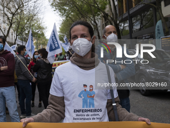 A large group of people in front of the Ministry of Health manifests itself in better conditions with boards and flags, on April 7, 2022, in...