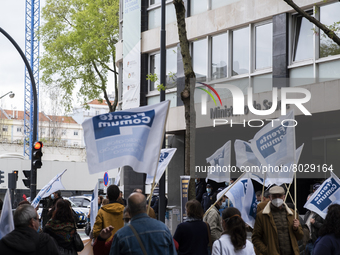 A large group of people in front of the Ministry of Health manifests itself in better conditions with boards and flags, on April 7, 2022, in...