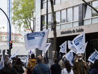 A large group of people in front of the Ministry of Health manifests itself in better conditions with boards and flags, on April 7, 2022, in...