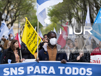 A large group of people in front of the Ministry of Health manifests itself in better conditions with boards and flags, on April 7, 2022, in...