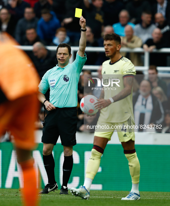 Referre Darren England shows Ben White of Arsenal a yellow card during the Premier League match between Newcastle United and Arsenal at St....
