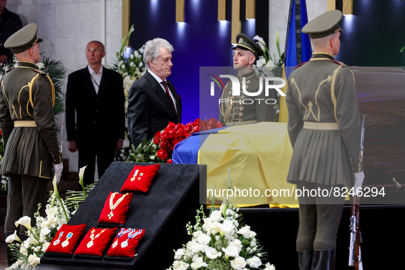 Former President of Ukraine Viktor Yushchenko lays flowers near the coffin with the body of Leonid Kravchuk in Kyiv, Ukraine, May 17, 2022....