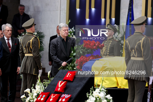 Former President of Ukraine Petro Poroshenko lays flowers near the coffin with the body of Leonid Kravchuk in Kyiv, Ukraine, May 17, 2022. D...