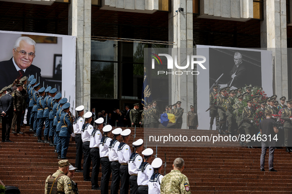 Servicemen of Honor Guard carry the coffin with the body of the first president of Ukraine Leonid Kravchuk in Kyiv, Ukraine, May 17, 2022. D...