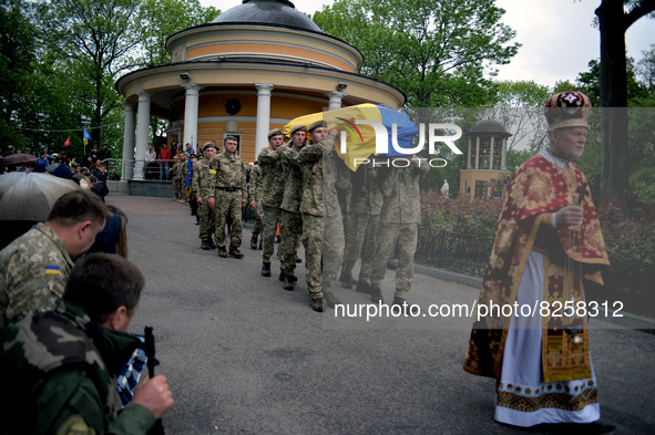 KYIV, UKRAINE - MAY 18, 2022 - Servicemen carrying the coffin with the body of 95th Separate Air Assault Brigade officer, Lt Denys Antipov w...