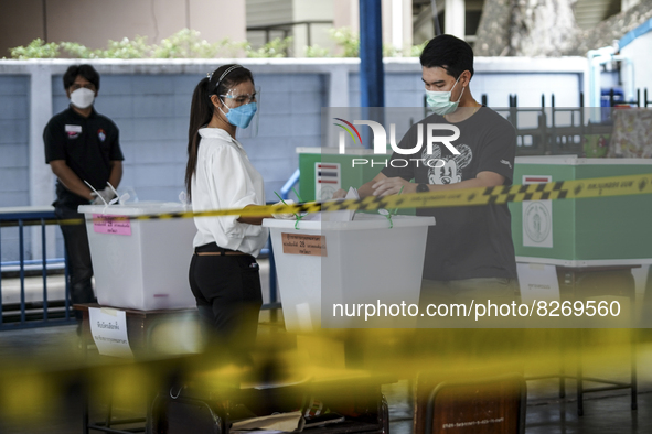 Thai people votes in the Bangkok governor election at a polling station in Bangkok, Thailand, 22 May 2022. Residents of the Thai capital Ban...