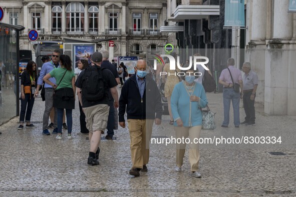 People wearing protective masks are seen walking near the Restauradores monument. Lisbon, May 23, 2022. The European Centre for Disease Prev...