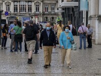 People wearing protective masks are seen walking near the Restauradores monument. Lisbon, May 23, 2022. The European Centre for Disease Prev...