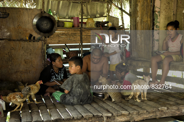 Mak Bakok(28) and Ayah Bakok(30) are  having lunch with their children. From right Katalina(10), Bulan(7), Mera(8) and Samut(9). Malaysia is...