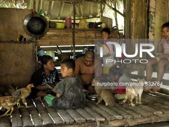 Mak Bakok(28) and Ayah Bakok(30) are  having lunch with their children. From right Katalina(10), Bulan(7), Mera(8) and Samut(9). Malaysia is...