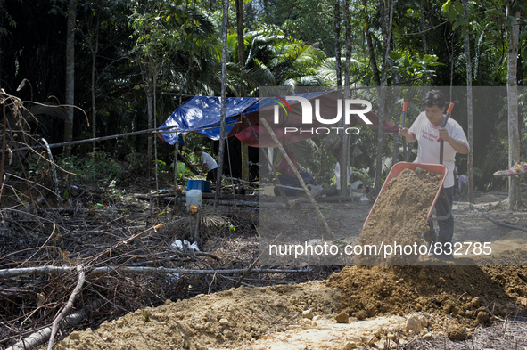 Ken Yee Lai(28) is builing a bank along the pond. He is born between chinese father and orang asil mother and had chinese education.  Malays...