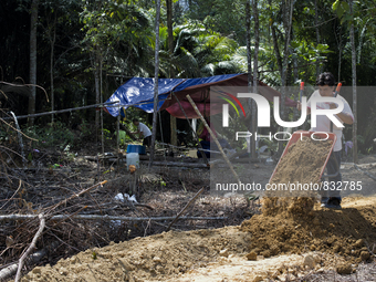 Ken Yee Lai(28) is builing a bank along the pond. He is born between chinese father and orang asil mother and had chinese education.  Malays...