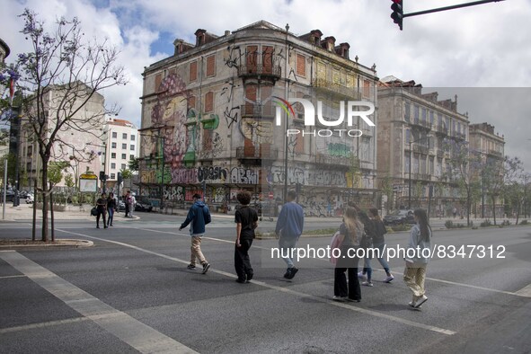 People are seen walking in the vicinity of the Saldanha district. Lisbon, June 03, 2022. Portugal has already passed the peak of this COVID-...