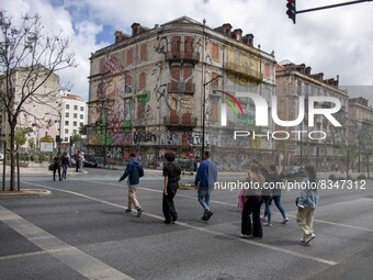 People are seen walking in the vicinity of the Saldanha district. Lisbon, June 03, 2022. Portugal has already passed the peak of this COVID-...