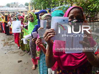 Slum dwellers wait to receive a Booster Dose of COVID-19 vaccine at a makeshift vaccination center during a national campaign at Karail Slum...