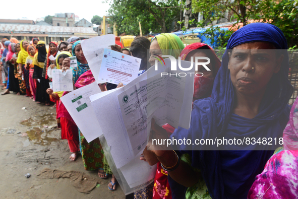 Slum dwellers wait to receive a Booster Dose of COVID-19 vaccine at a makeshift vaccination center during a national campaign at Karail Slum...