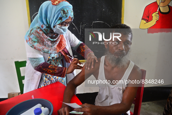 Slum dweller receives a Booster Dose of COVID-19 vaccine at a makeshift vaccination center during a national campaign at Karail Slum in Dhak...