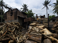 Two workers are unloading Oaks from their a truck / Kampung Keluat, Kelantan / © Chris Jung
 (